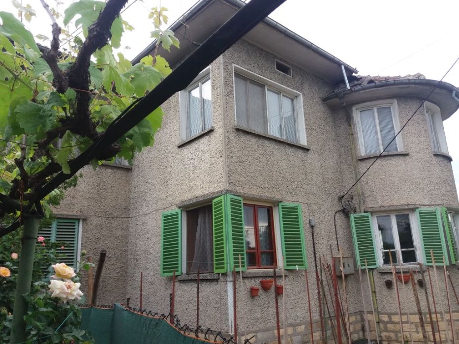 Къща монолитна 220 кв.м.+ дворно място в гр.Горна Оряховица