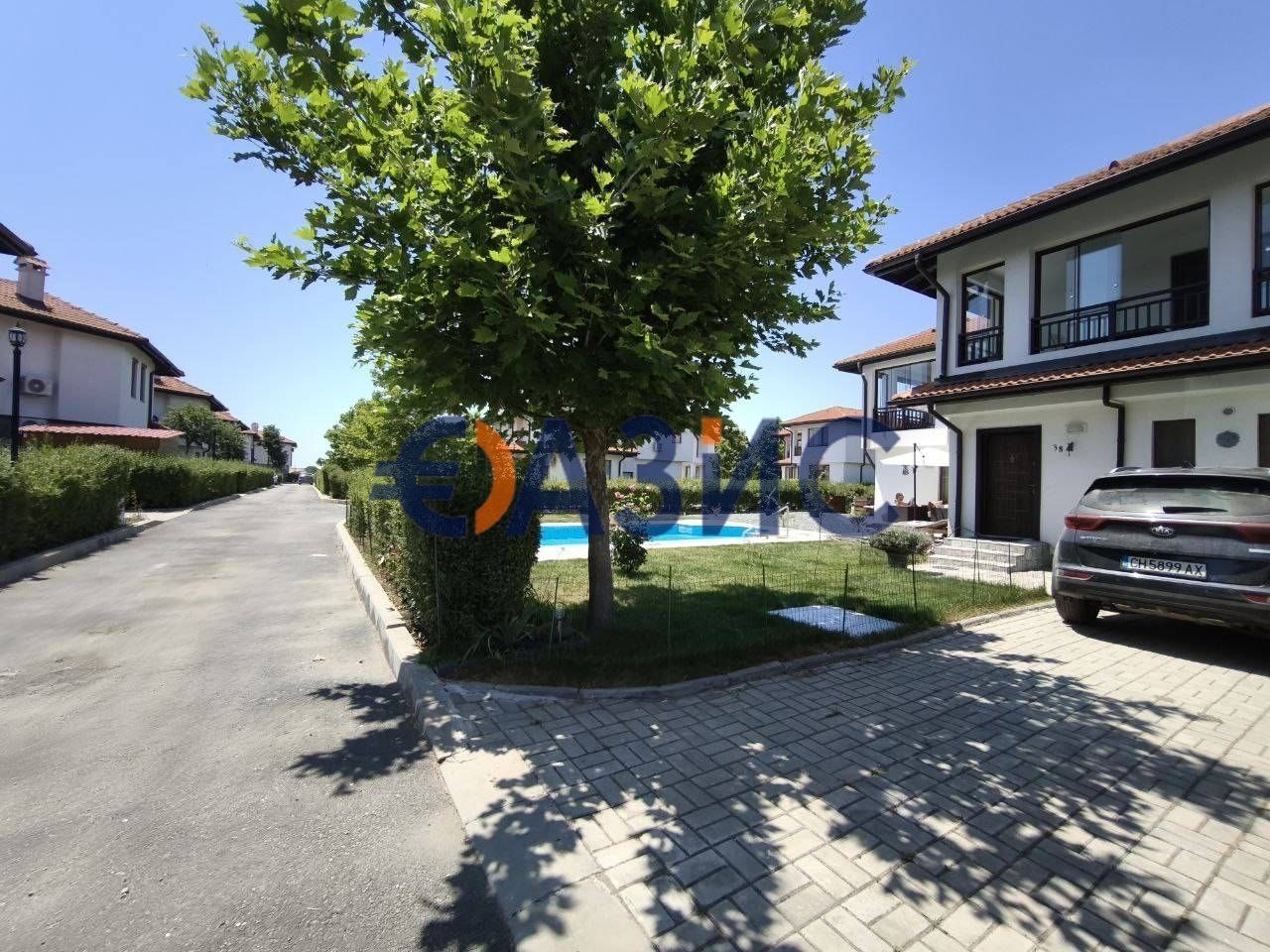Къща с 2 спални в комплекс Флорал Медоус, 146 кв.м. + 300 кв.м. двор,