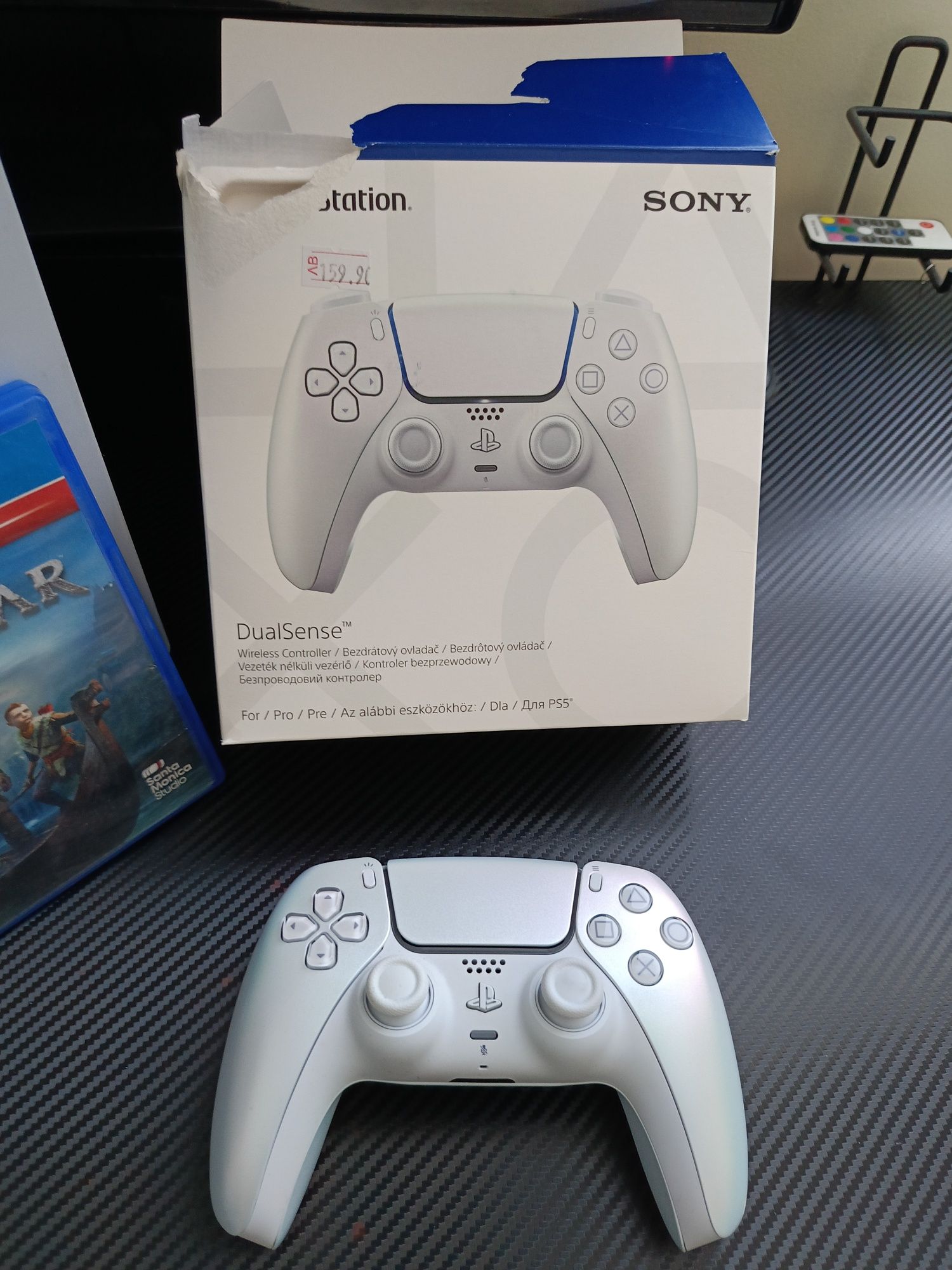 PS 5 ,нов оригинален джойстик и 4 игри