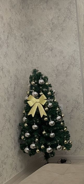 Арча сотилади 1.8 м чироклари узида. Шарлари ва безаклари билан бирга