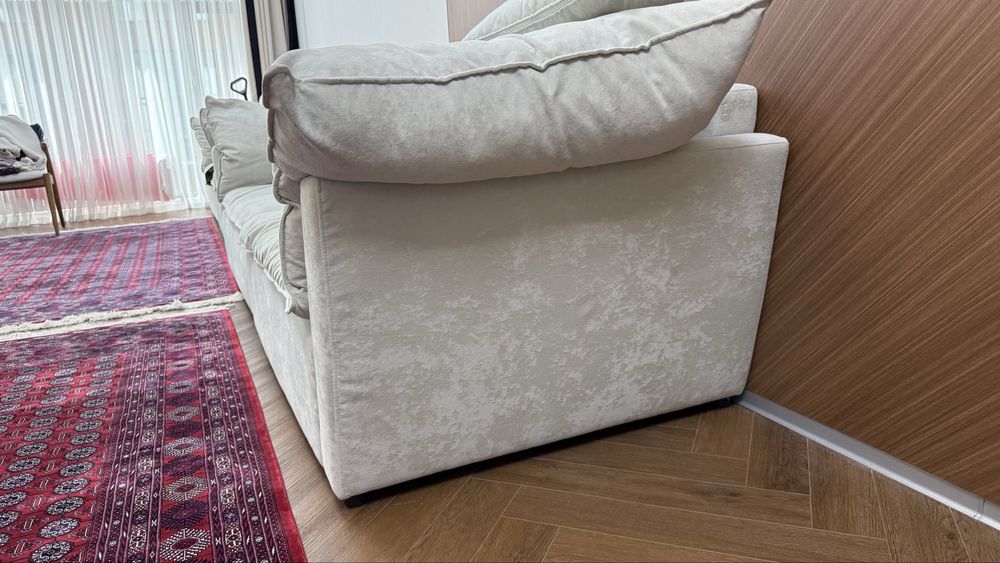 Диван 3 метра в длину.