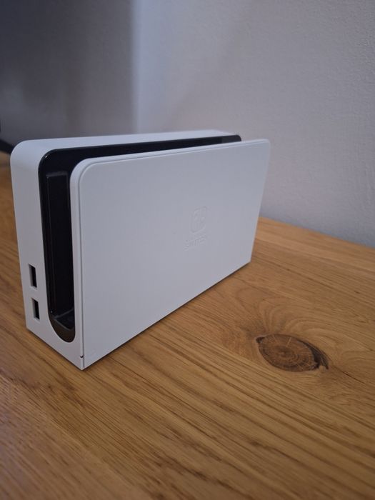 Nintendo Switch OLED+3 jocuri FIFA +Accesorii-Stare impecabilă