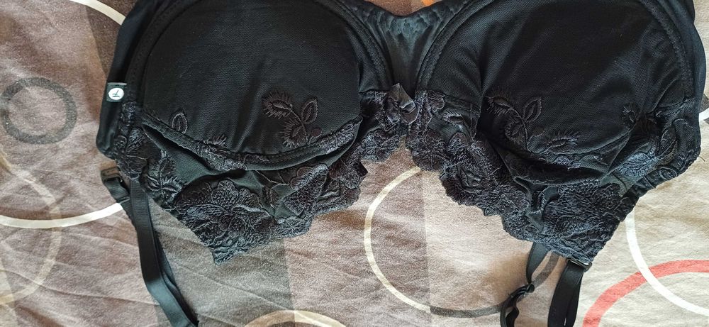 Сутиен FINESE 80D с Бродирана Дантела и Свалящи Презрамки в черно!