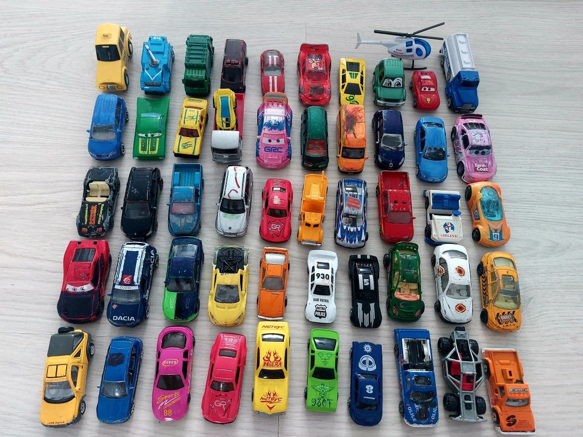 Mașinuțe metalice colorate.