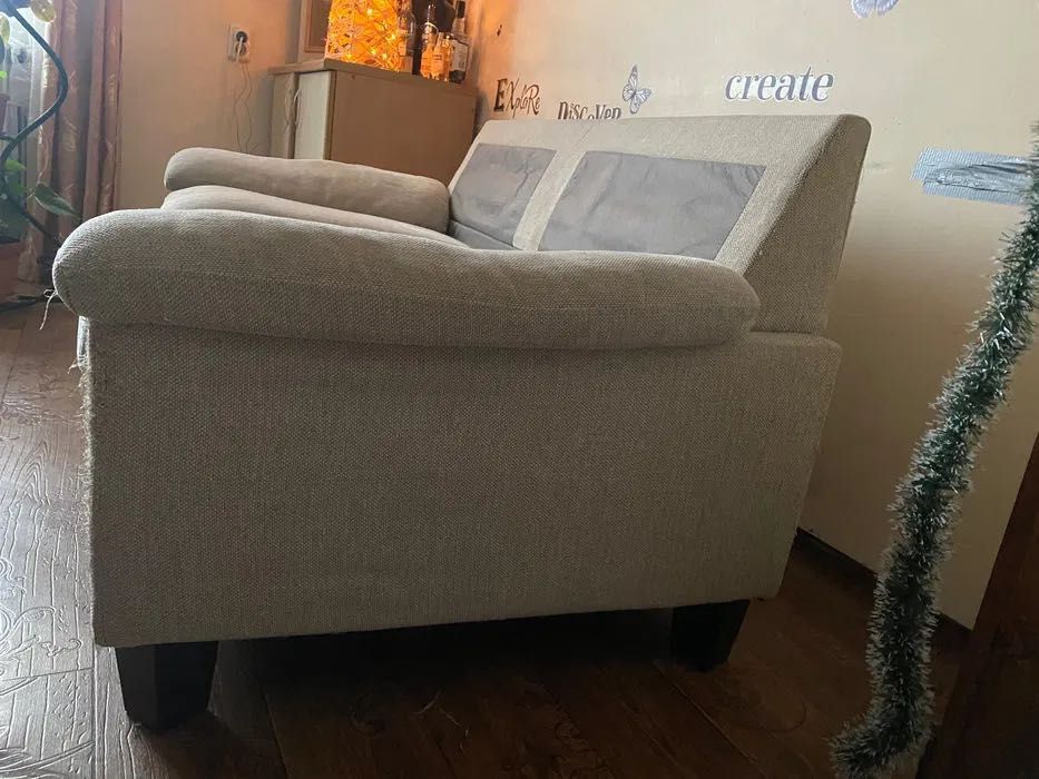 Малък, двуместен и мекичък диван