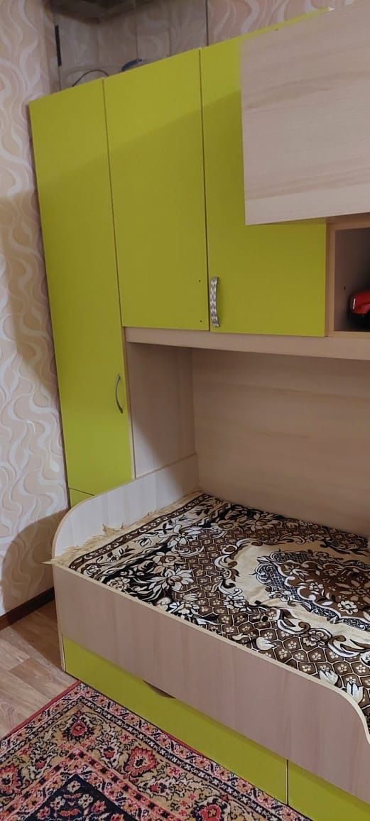Продаю двух ярусную кровать со шкафами