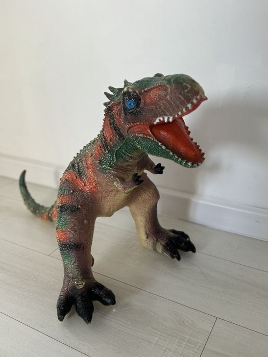 Продам тиранозавра огромного издает рычащий звук состояние как новое