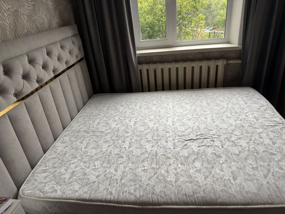 Кровать двухспальная.