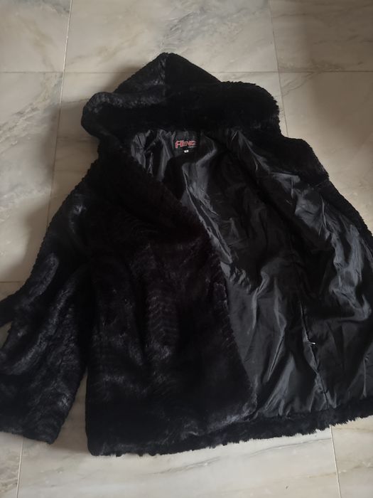 Blana de iarna in stare buna , neagra cu gluga