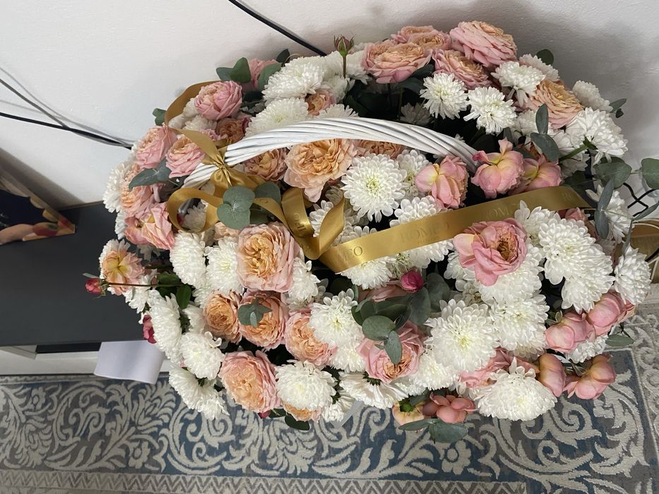 Цветы в корзине свежий