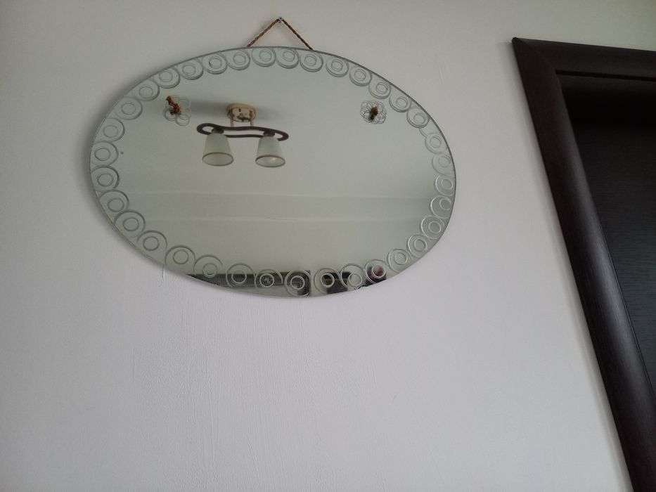 2 oglinzi de perete cu ornamente gravate, in stare foarte buna.