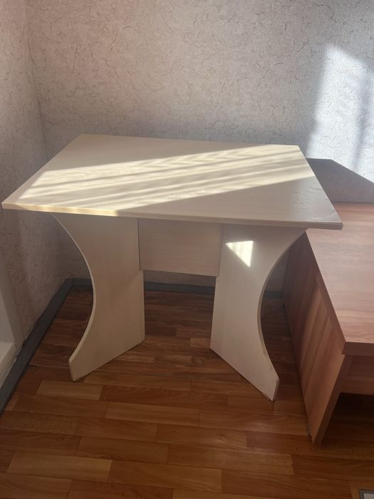Продам кухонный стол