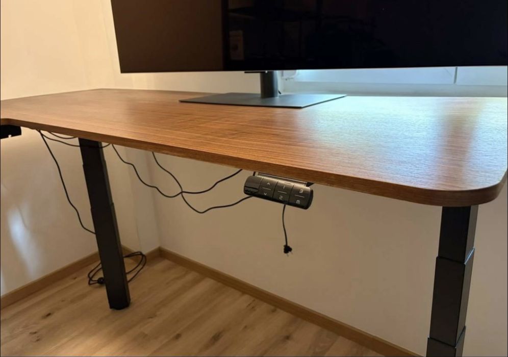 Birou de colț premium, reglabil electric pe înălțime - furnir de nuc