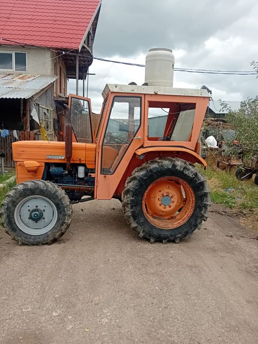 Tractor universal 445