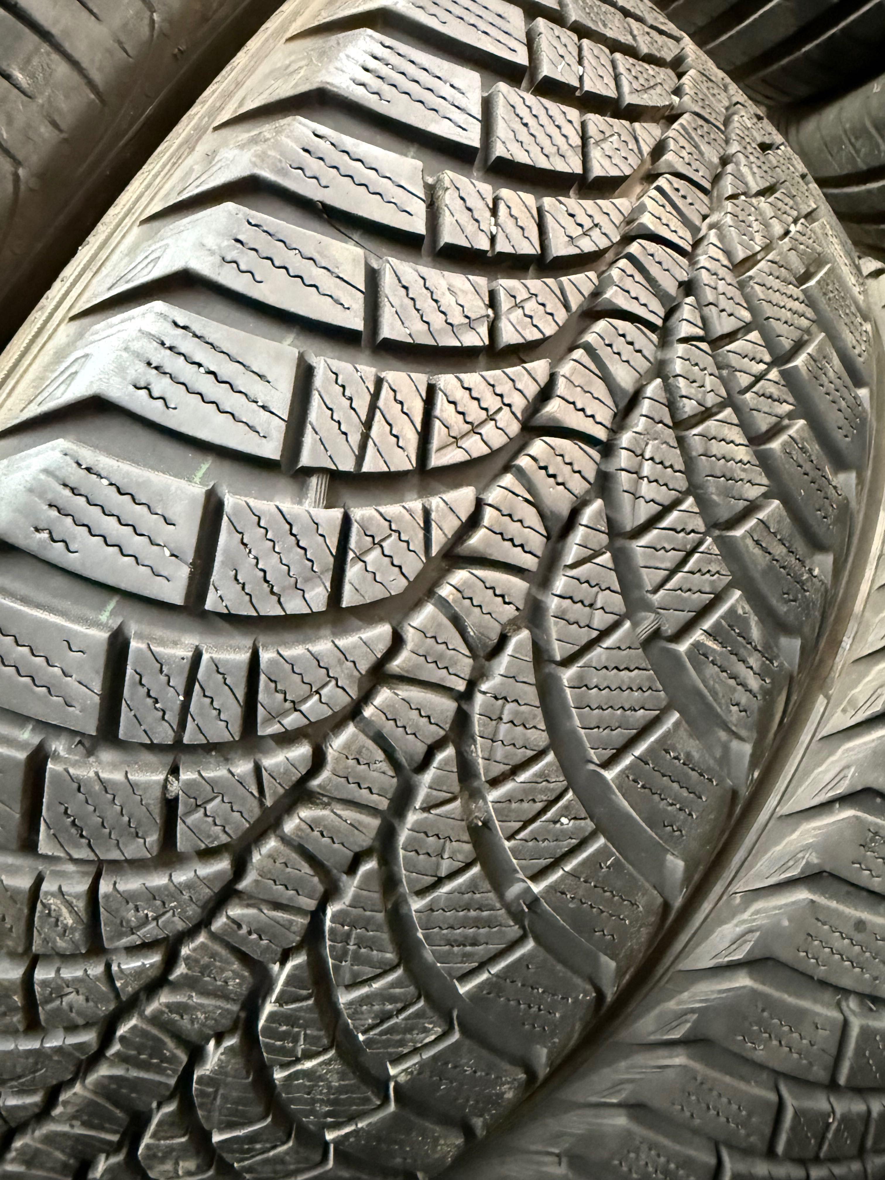 235 40 18 Kumho.