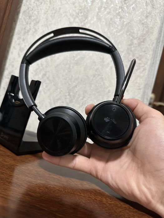 Poly - Voyager Focus 2 UC USB-A Headset with Stand