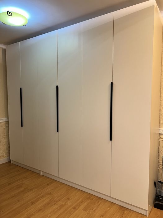 Распашной шкаф большой и стильный