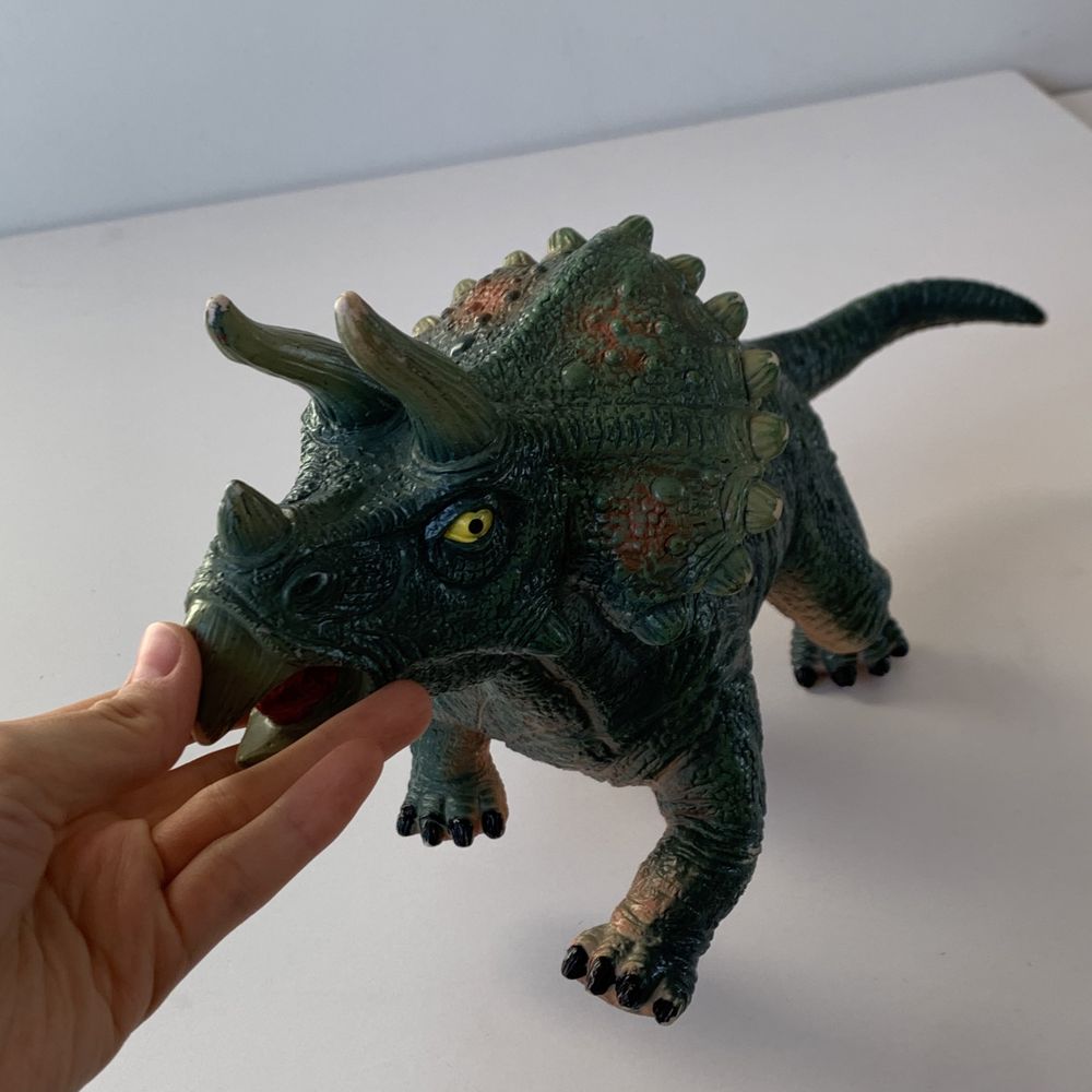 Динозавр большая игрушка
