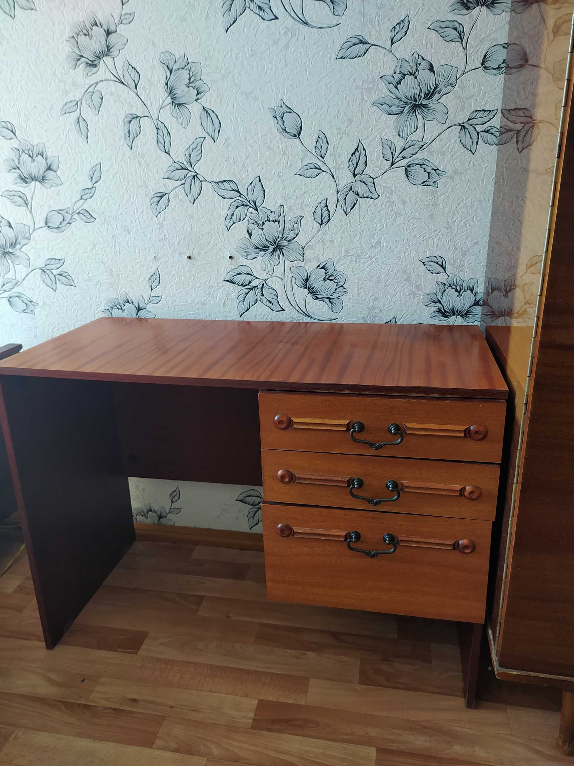 Продам стол в отличном состоянии.