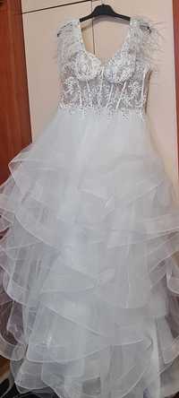 Сватбена рокля на воали.с пера