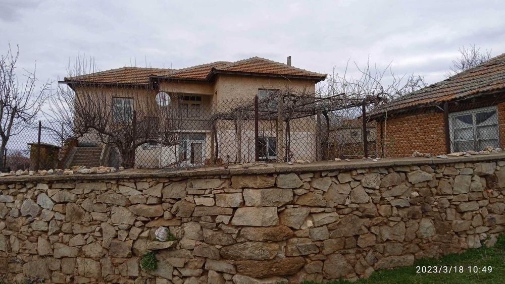 Продава се къща с двор, харман, градина и селскостопански постройки