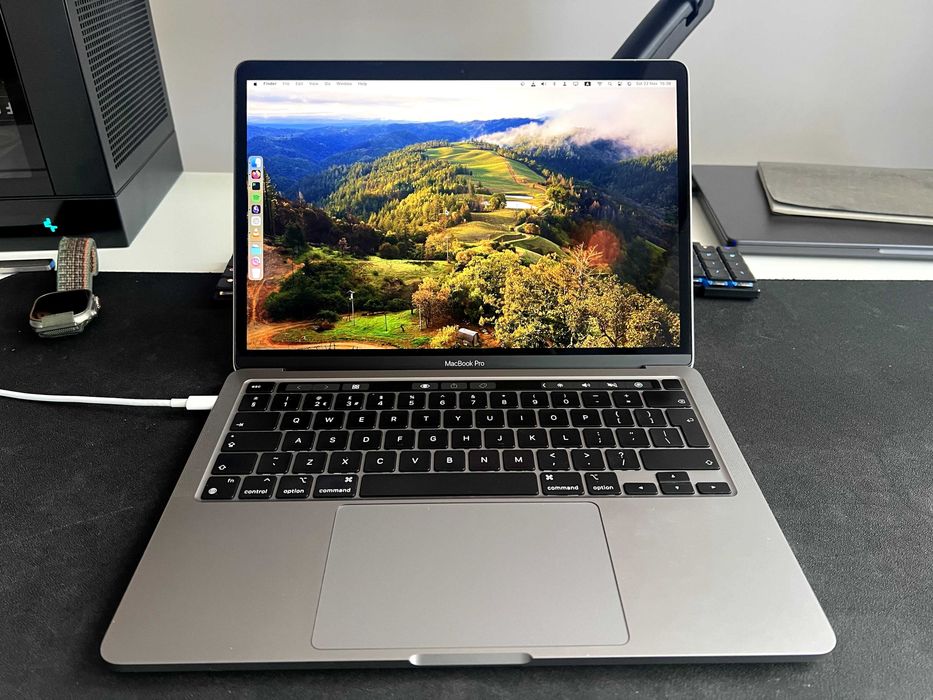 MacBook Pro 13" M1 2020, 16GB RAM, 256GB Storage, 94 цикъла