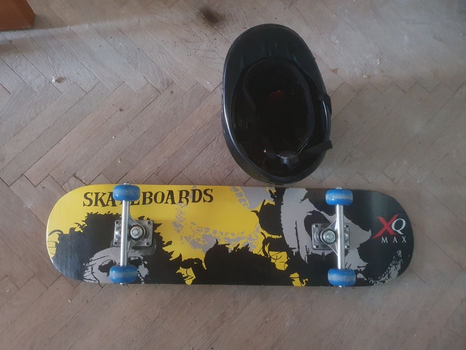 Skateboard si casca cap
