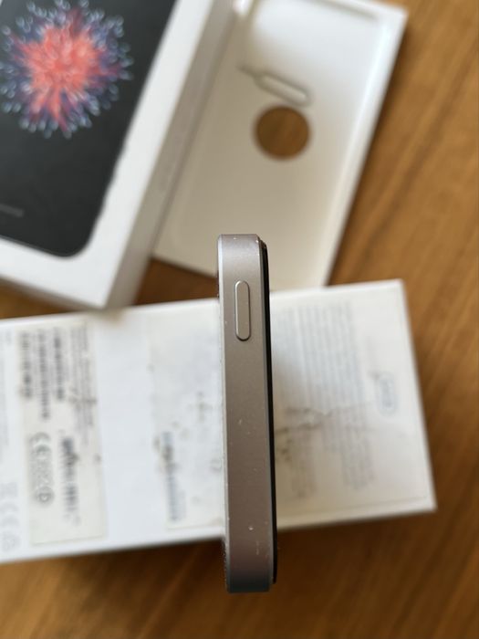 Iphone se 64gb,без icloud,фабрично отключен към всички мрежи