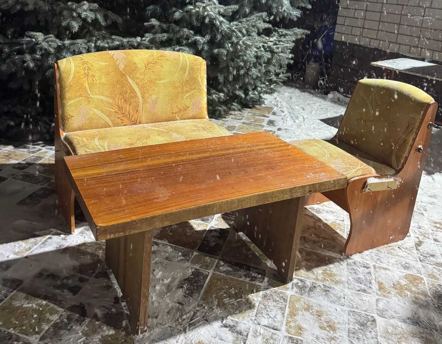 КРЕПКИЙ обеденный стол,диванчики со стулом за ВСЕ    ВМЕСТЕ :  5000тг.