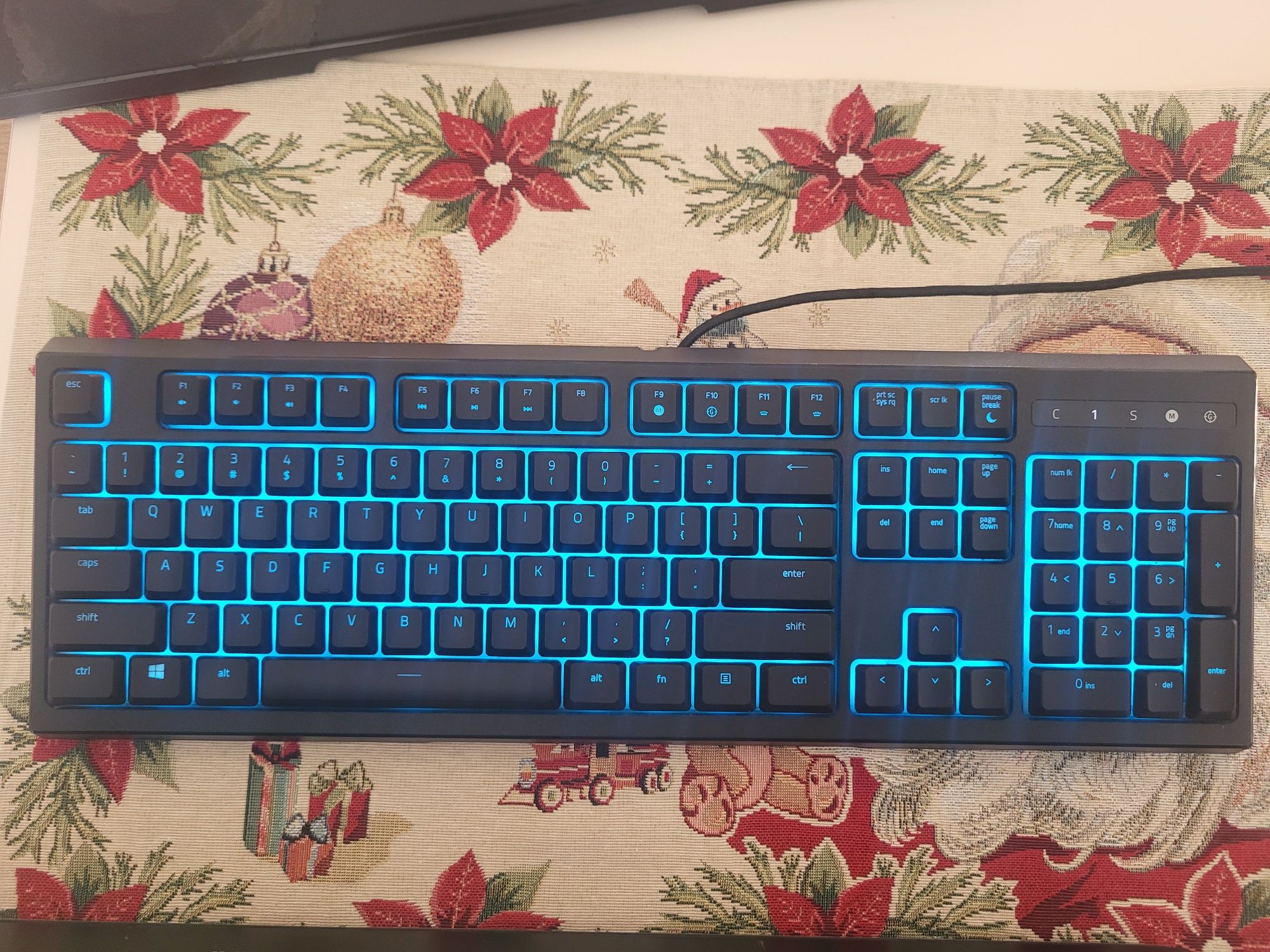 Геймърска клавиатура Razer Ornata Chroma v1