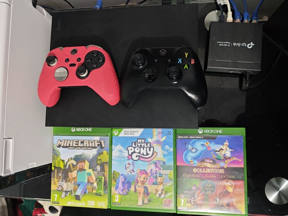 Xbox One X 1TB + 2x Controller + Jocuri