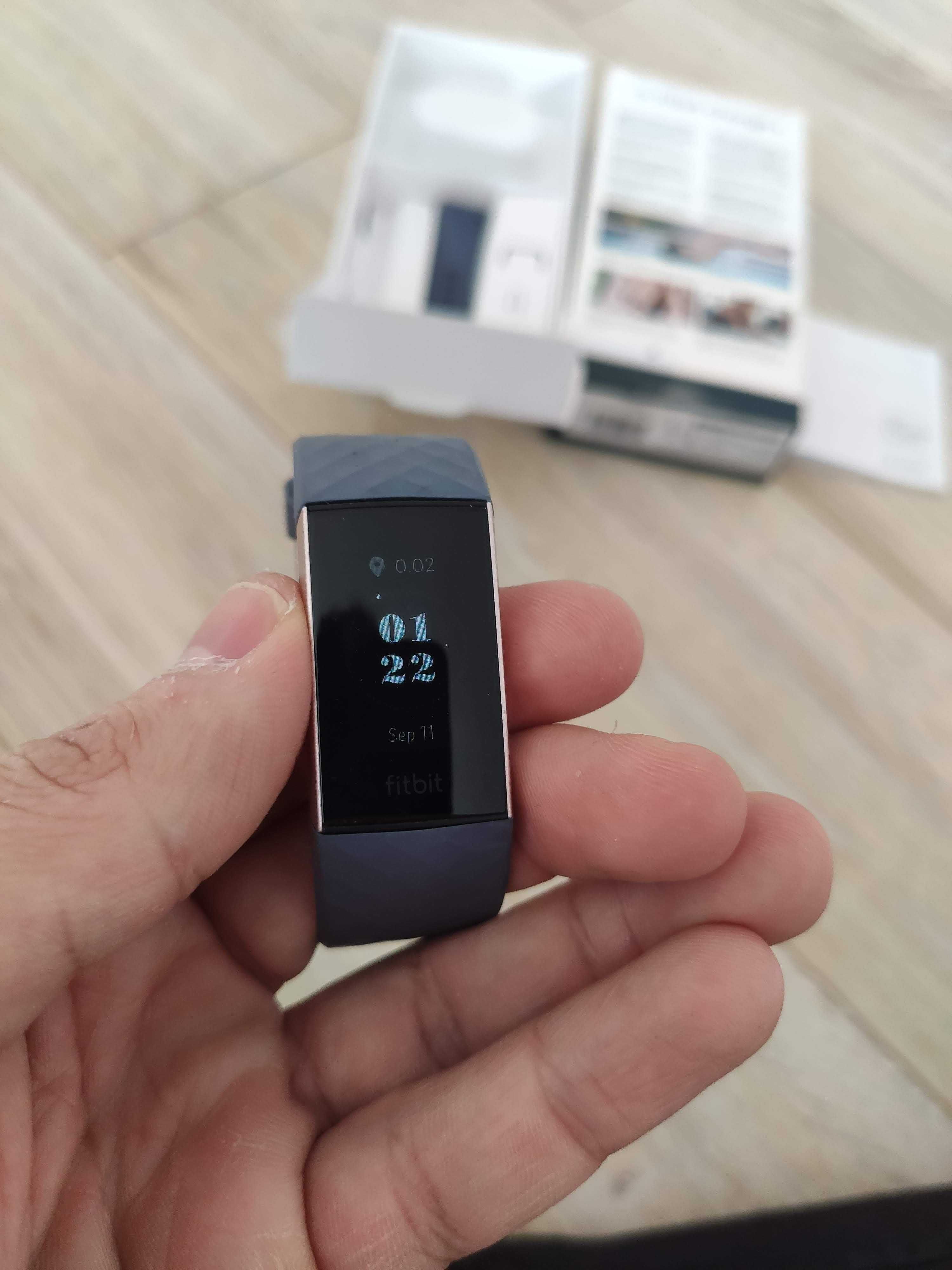 Bratara fitness Fitbit Charge 3, Rose Gold, Blue Grey