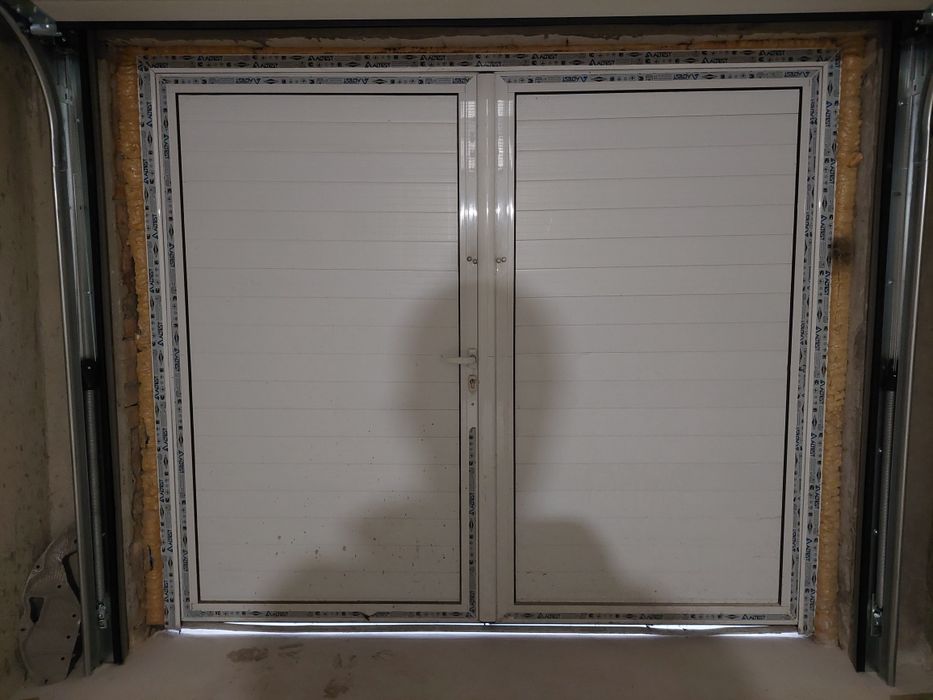 Гаражна врата - двукрила