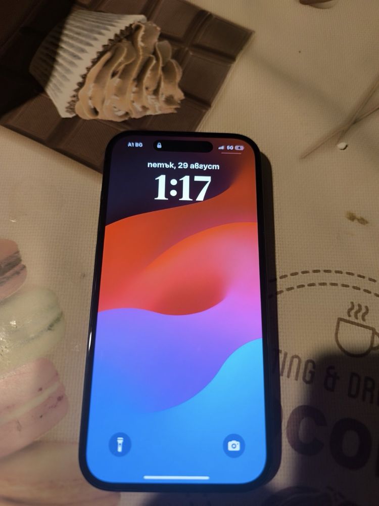 Iphone 15!!! Давам го с кутия кабел и адаптор. В перфектно състояние.