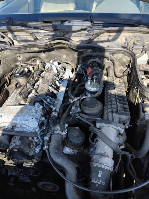 Vând motor e 220 cdi