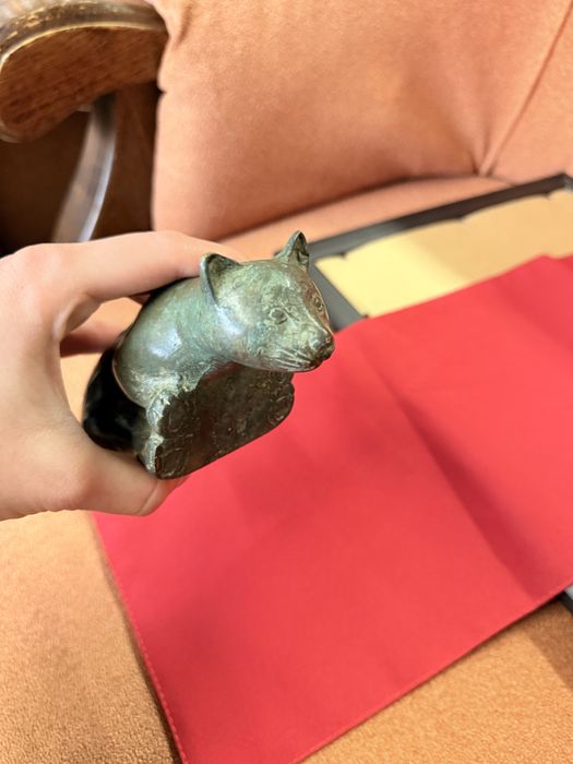 Бронзова фигура на котка