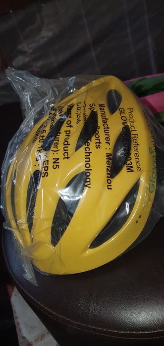 Cască, geantă și geacă de iarnă Glovo