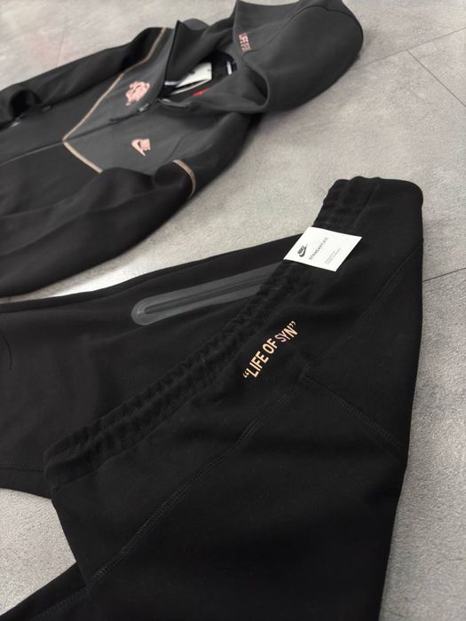 Nike Tech  Syna World