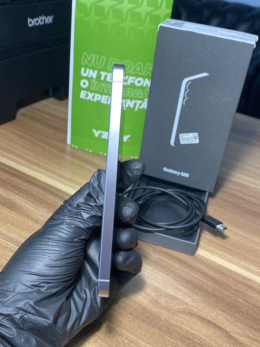 Samsung Galaxy s25 • 128 GB • Silver Shadow