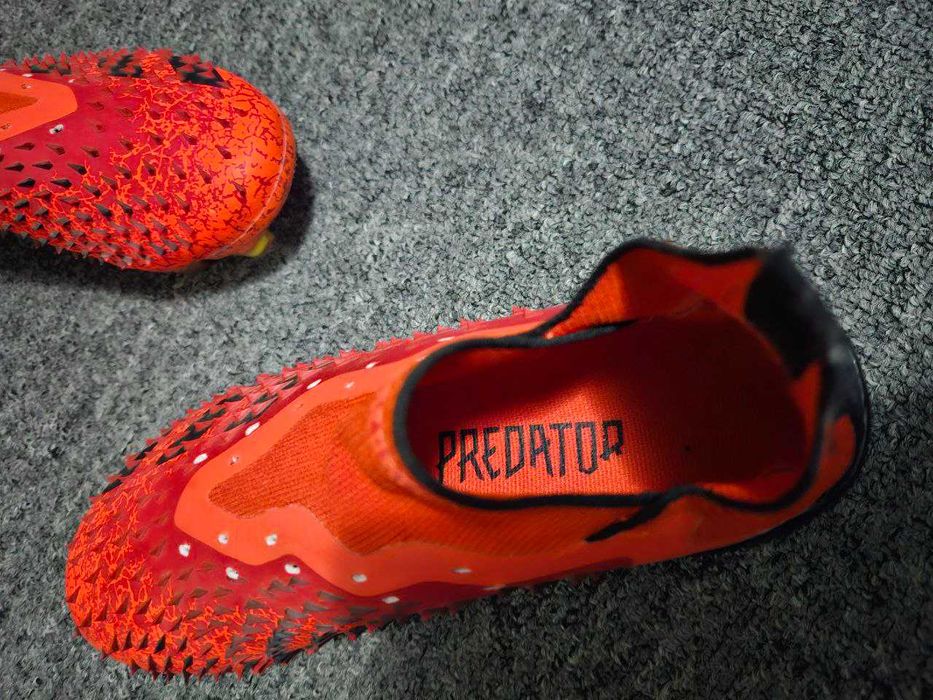 Продам новые футбольные бутсы Адидас-предатор 37,5