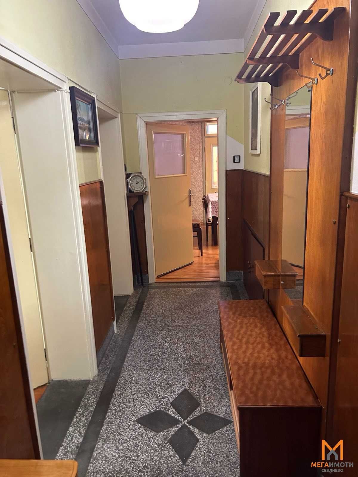 Продава 4-стаен апартамент в гр.Севлиево
