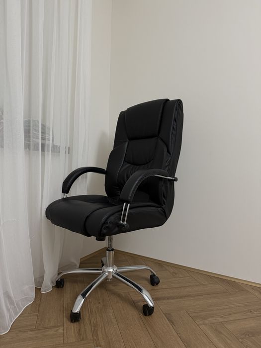 Кожаное кресло в отличном состоянии