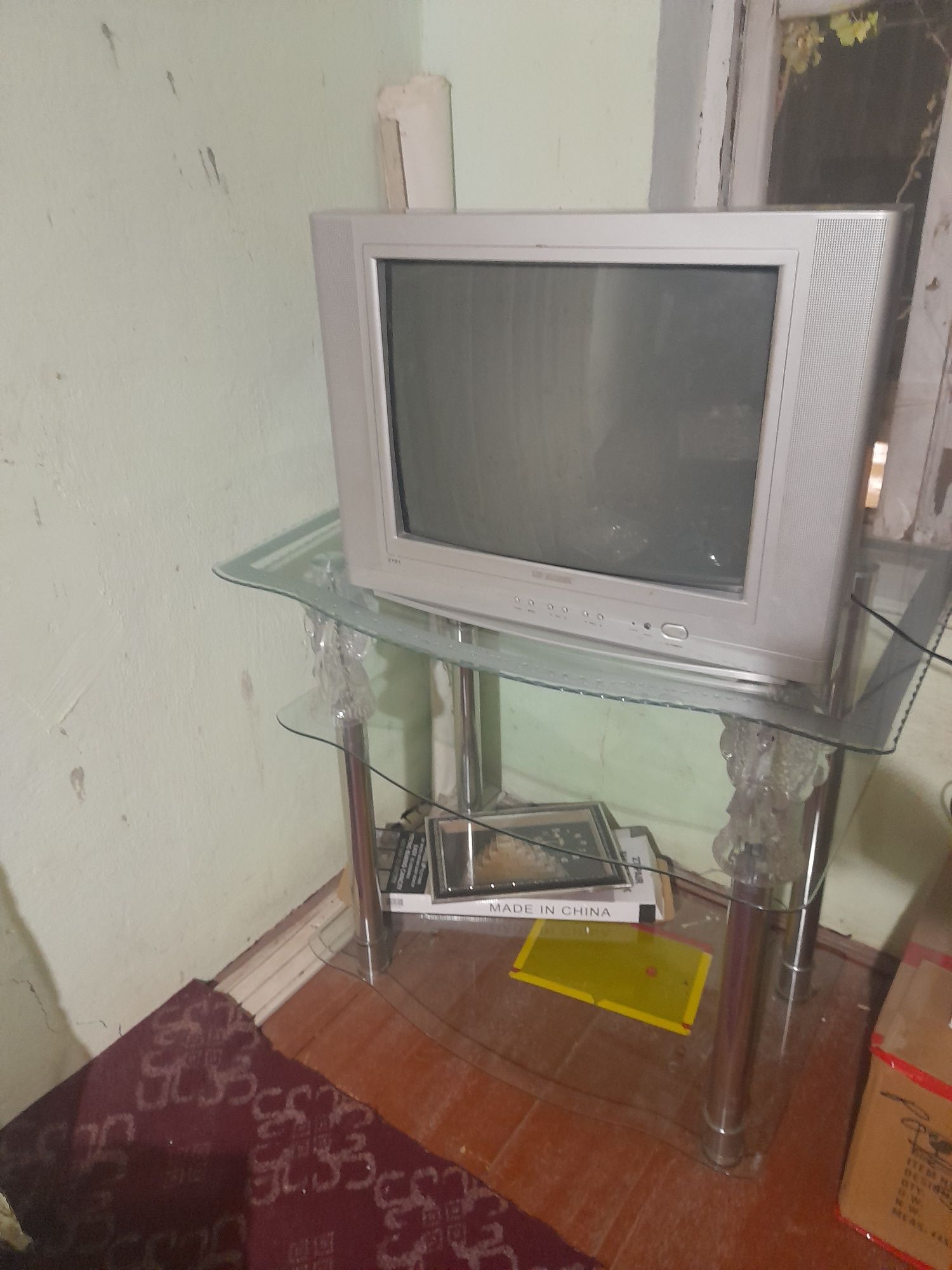 Televizor va patstavkasi bilan birga