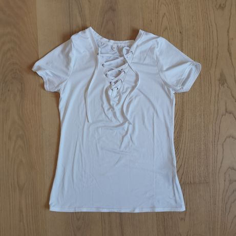 Бяла тениска с остро деколте