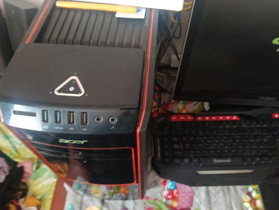 Vând calculator complect monitor,tastatura cu maus,și unitate