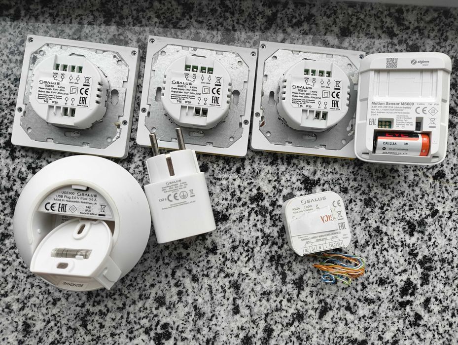 Set complet Salus iT600 – 3 termostate, stare foarte bună
