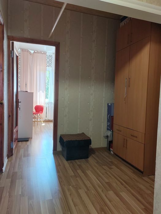 Ekobozorda kvartira sotiladi.