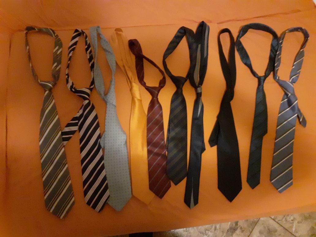 Vand 10 cravate aduse din Italia,toate de marcă