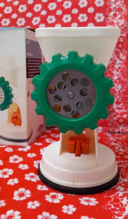 Masina de carne, legume si fructe, cu ventuza de prindere