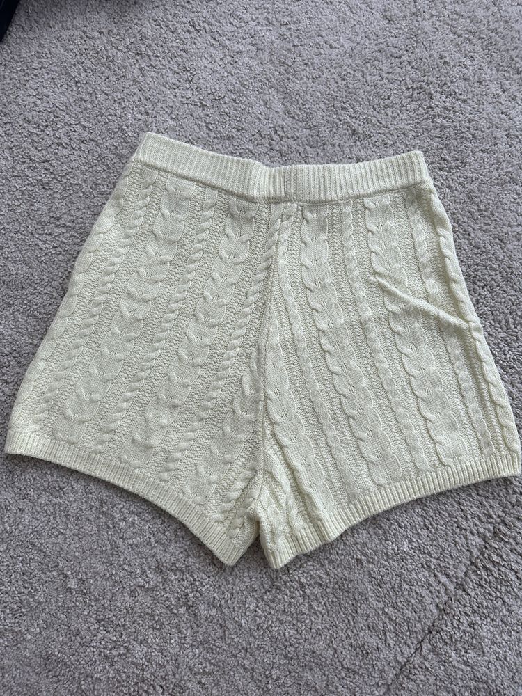 Pantaloni scurti tricotati de lana